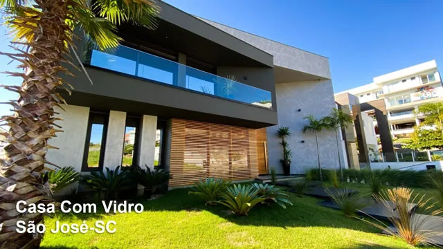 Casa com vidro, São José - SC